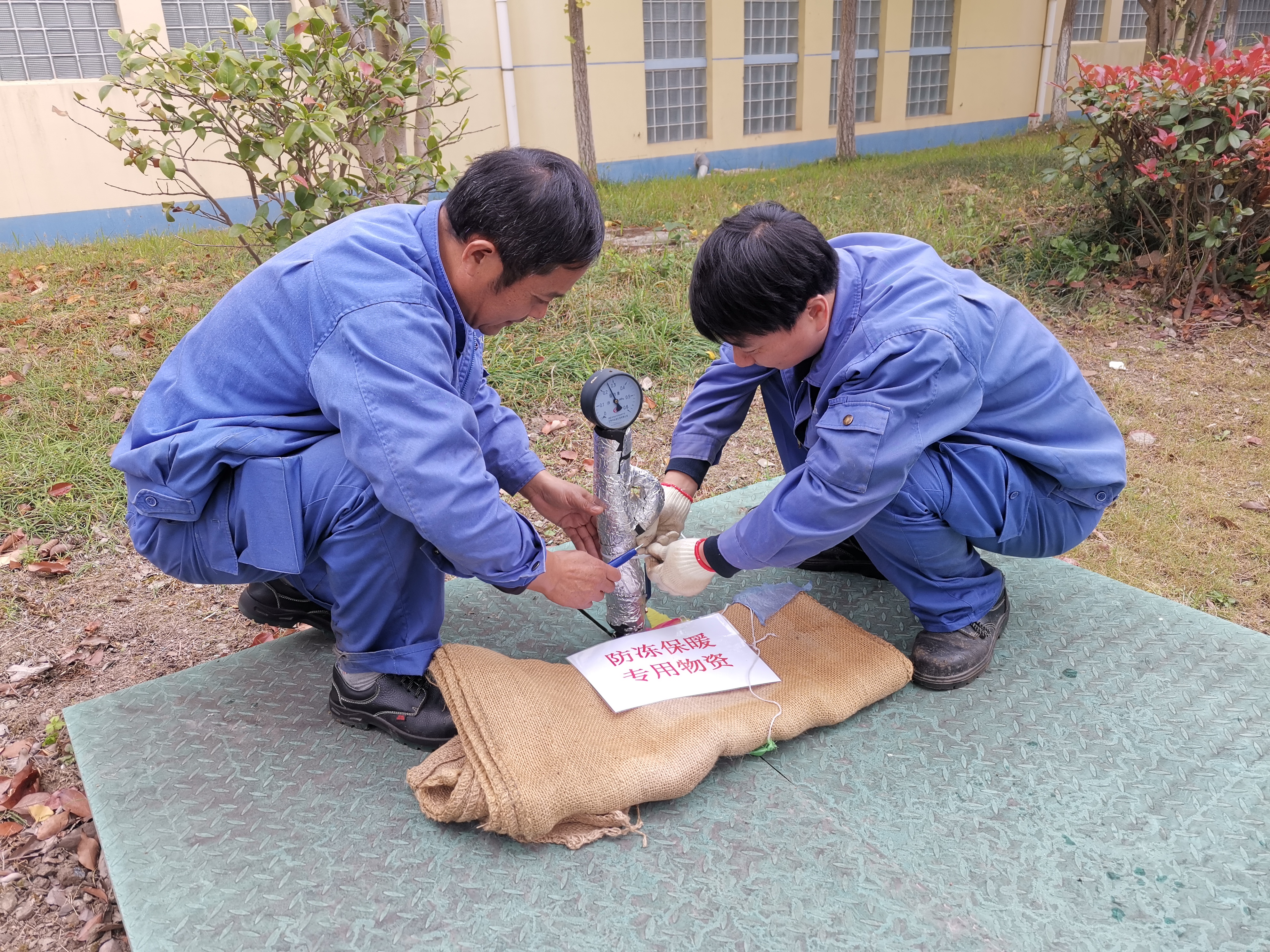 全讯网

原水公司长江原水厂对厂区内裸露管道包裹防冻铝箔保暖棉.jpg